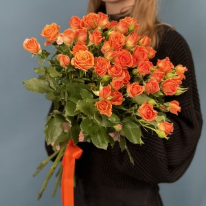 9 кустовых оранжевых роз Чарминг Бейб 50 см