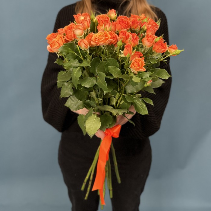 9 кустовых оранжевых роз Чарминг Бейб 50 см