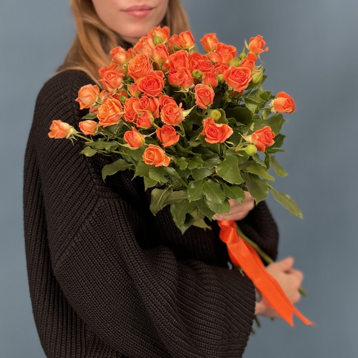 9 кустовых оранжевых роз Чарминг Бейб 50 см