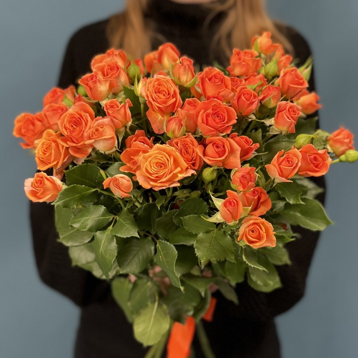 9 кустовых оранжевых роз Чарминг Бейб 50 см