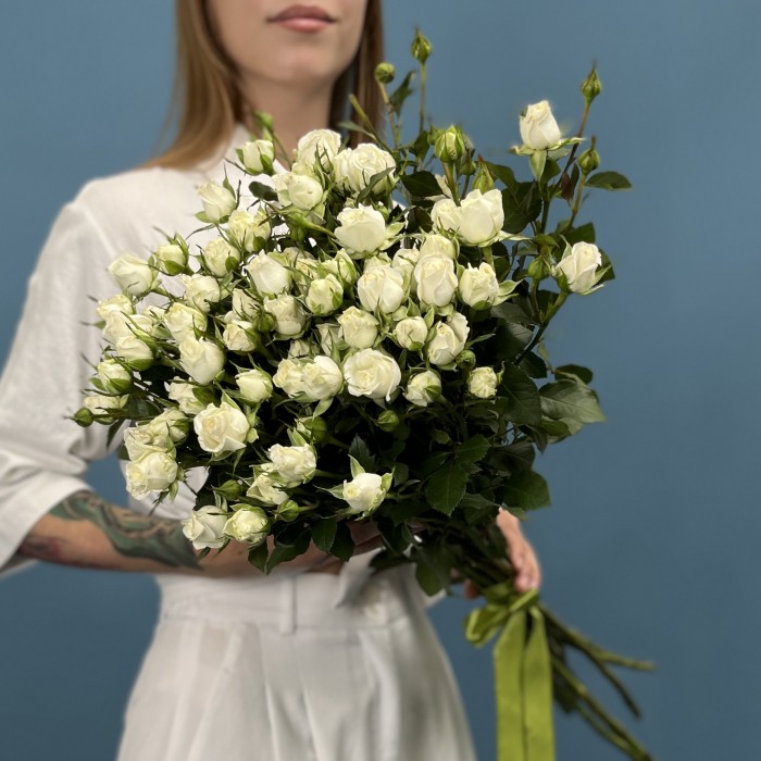 11 кустовых белых роз Сноу Бабл 70 см