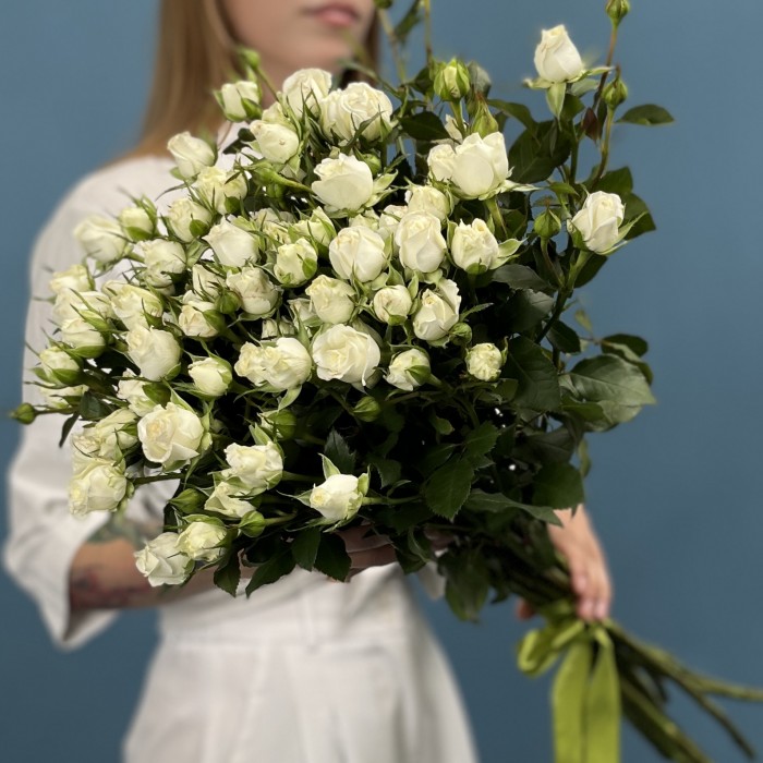 11 кустовых белых роз Сноу Бабл 70 см