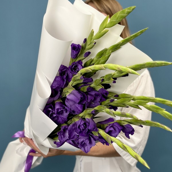 11 темно-фиолетовых гладиолусов