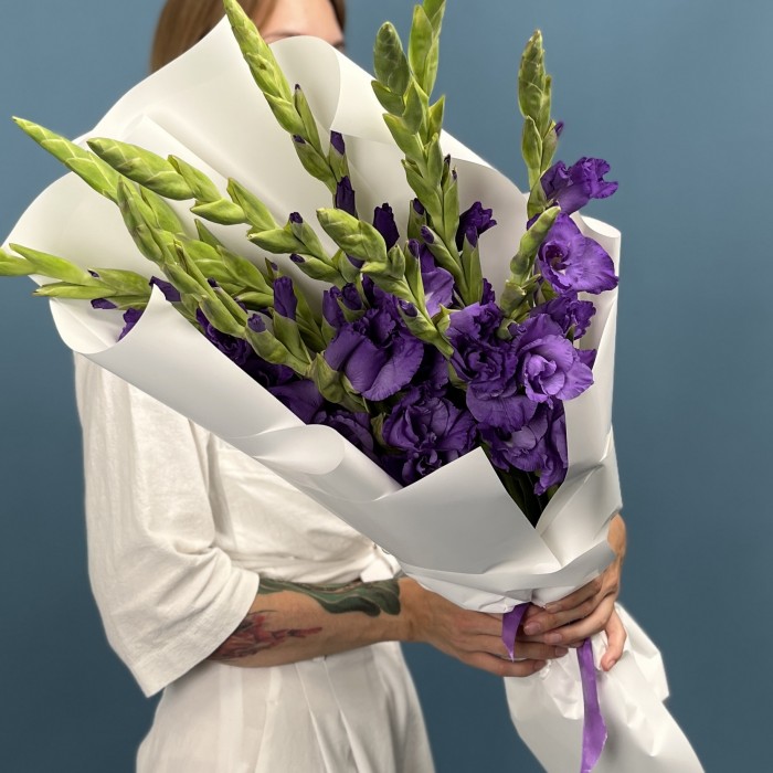 11 темно-фиолетовых гладиолусов