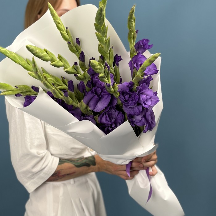 11 темно-фиолетовых гладиолусов