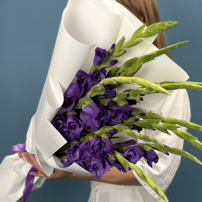 11 темно-фиолетовых гладиолусов