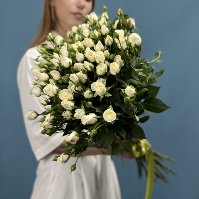 15 кустовых белых роз Сноу Бабл 70 см