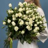15 кустовых белых роз Сноу Бабл 70 см