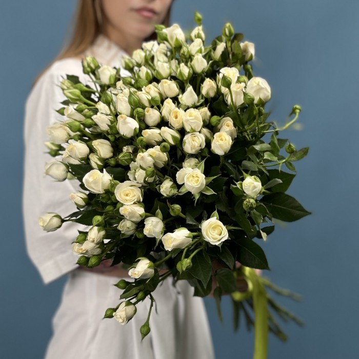 15 кустовых белых роз Сноу Бабл 70 см