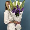 15 фиолетовых гладиолусов