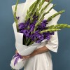 15 фиолетовых гладиолусов