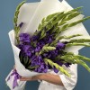 15 фиолетовых гладиолусов