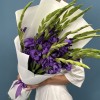 15 фиолетовых гладиолусов
