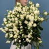 25 кустовых роз Сноу Бабл 60 см