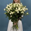 25 кустовых роз Сноу Бабл 60 см