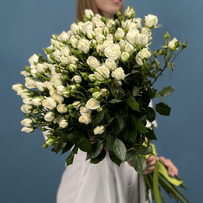 25 кустовых белых роз Сноу Бабл 70 см