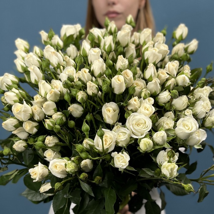 25 кустовых белых роз Сноу Бабл 70 см