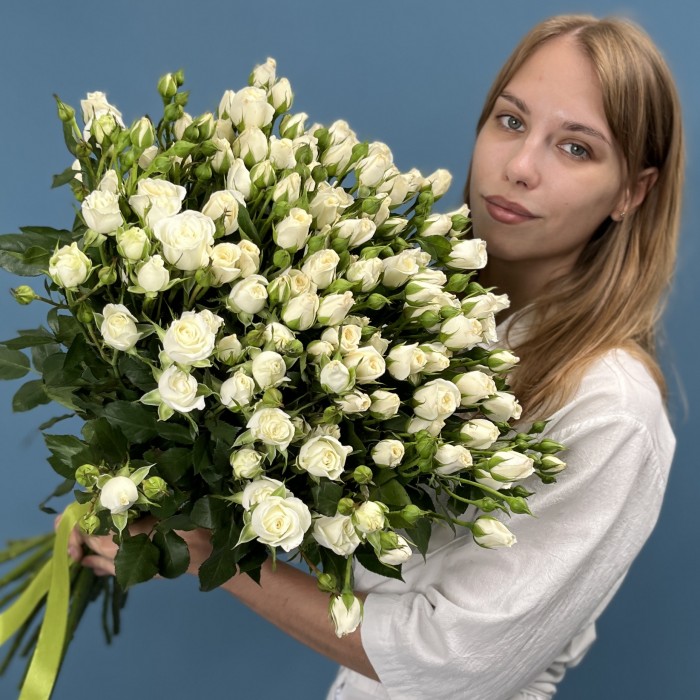 25 кустовых белых роз Сноу Бабл 70 см