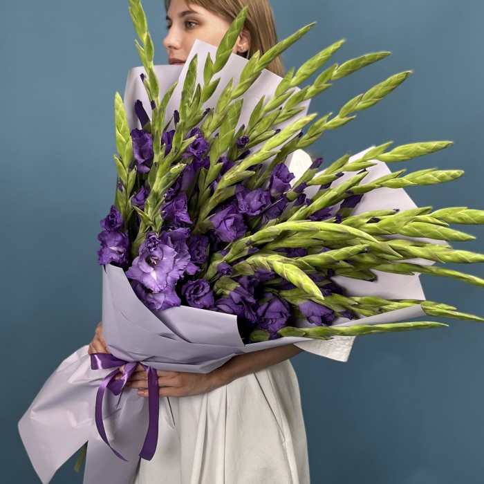 25 темно-фиолетовых гладиолусов