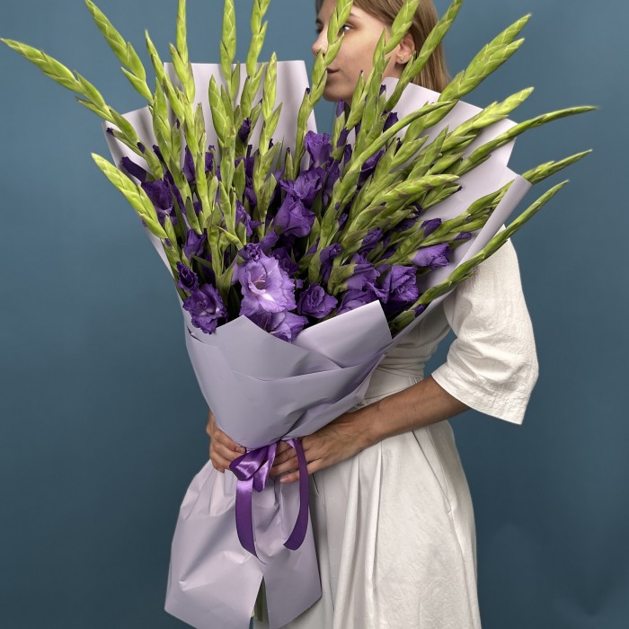 25 темно-фиолетовых гладиолусов