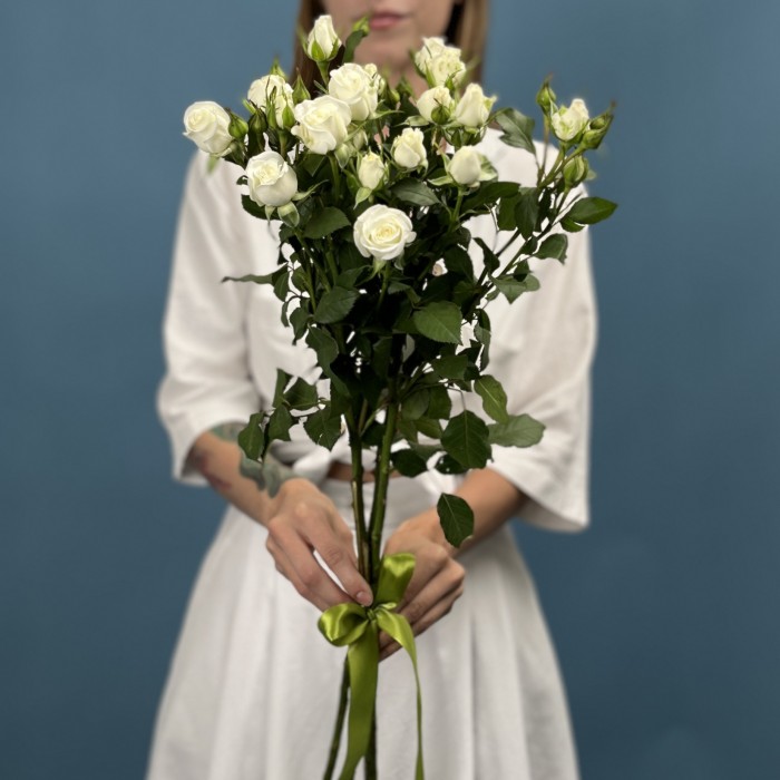 3 кустовые белые розы Сноу Бабл 70 см