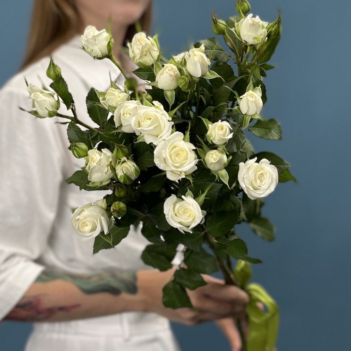 3 кустовые белые розы Сноу Бабл 60 см