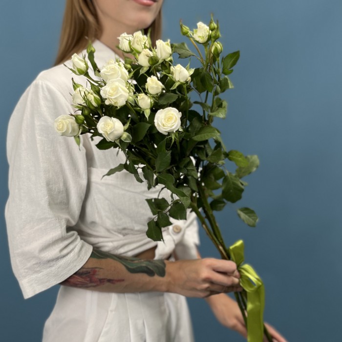 3 кустовые белые розы Сноу Бабл 70 см