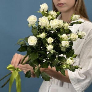 3 кустовые белые розы Сноу Бабл 60 см