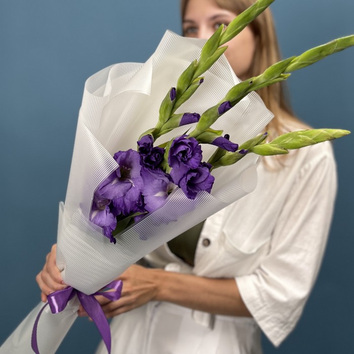 3 темно-фиолетовых гладиолуса