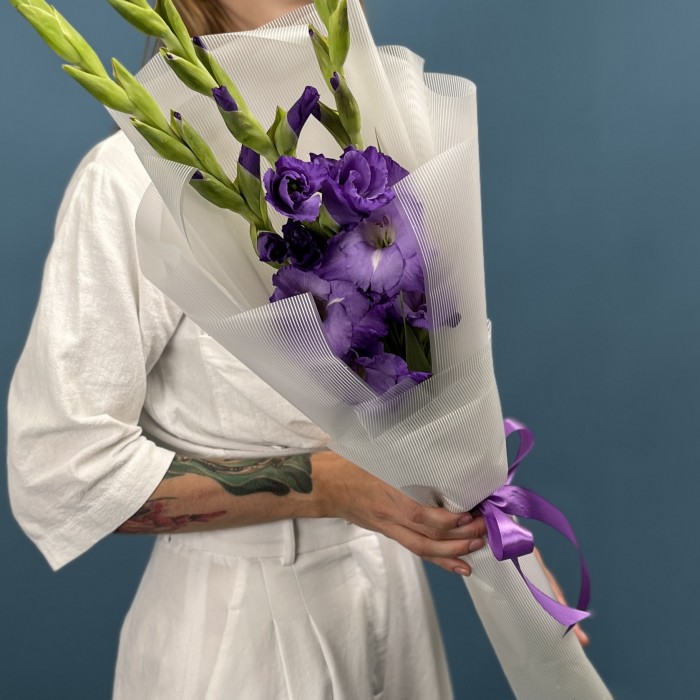 3 темно-фиолетовых гладиолуса