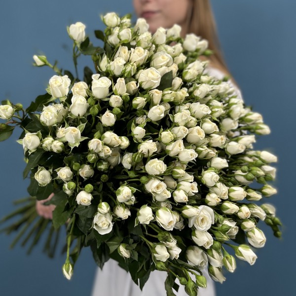 35 кустовых роз Сноу Бабл 60 см