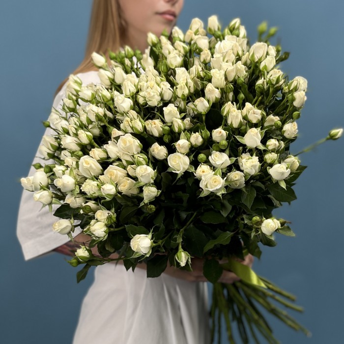 35 кустовых роз Сноу Бабл 60 см