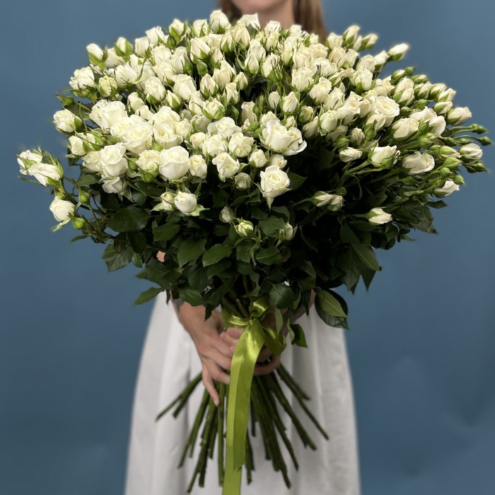 45 кустовых роз Сноу Бабл 70 см