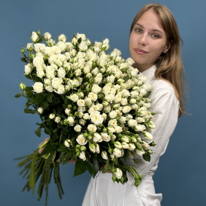 45 кустовых роз Сноу Бабл 70 см