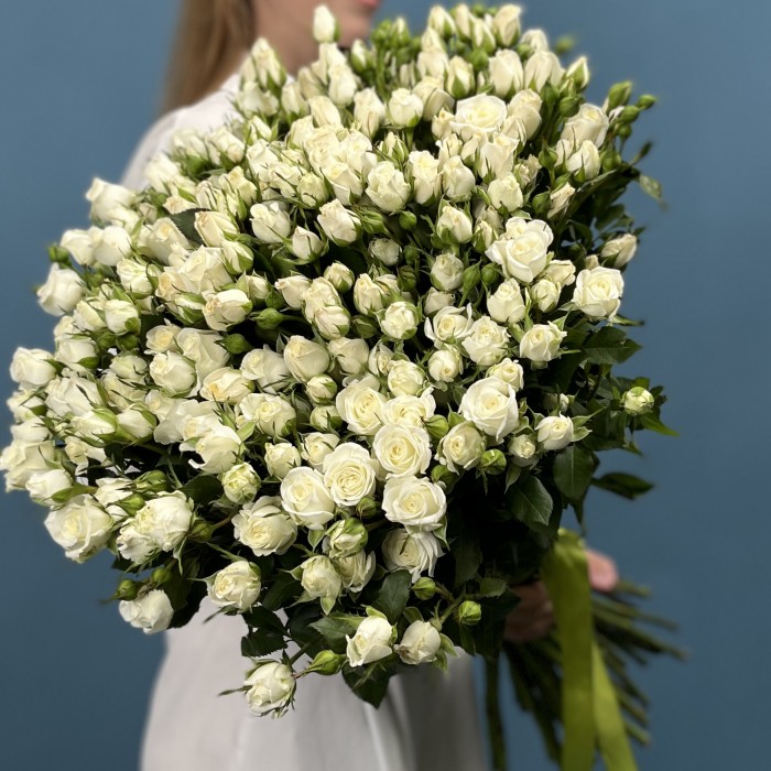 45 кустовых роз Сноу Бабл 70 см