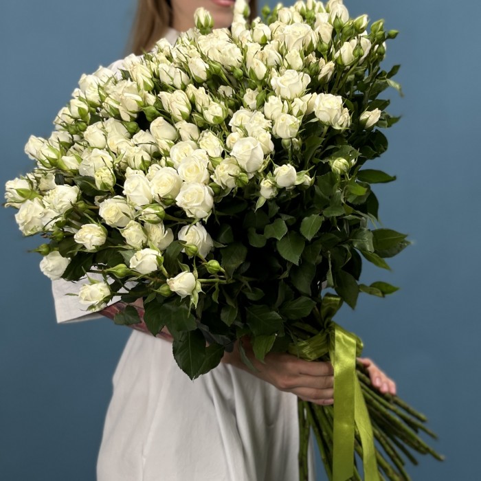 45 кустовых роз Сноу Бабл 70 см