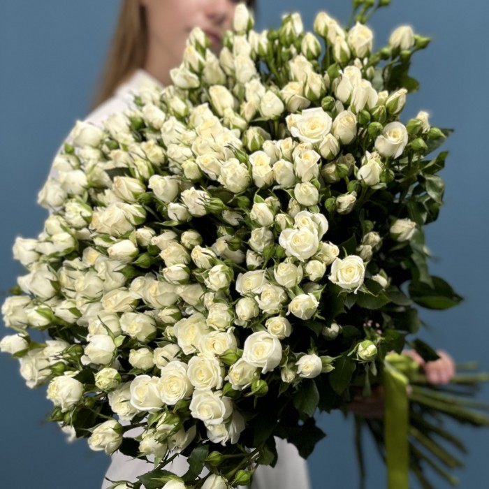 45 кустовых роз Сноу Бабл 60 см