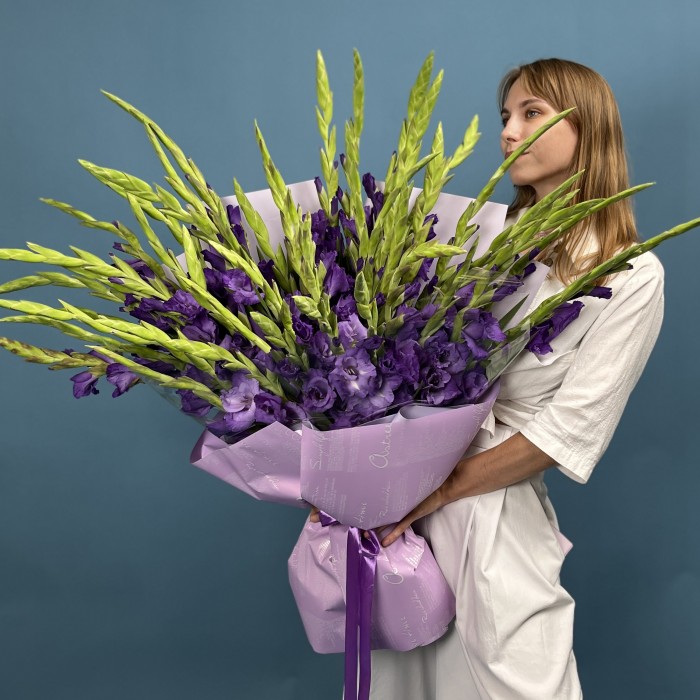 45 темно-фиолетовых гладиолусов