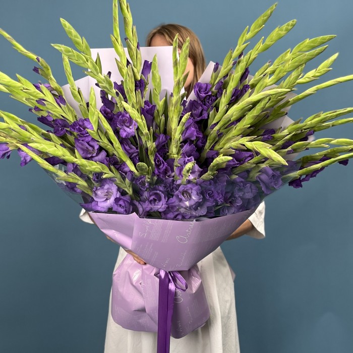 45 темно-фиолетовых гладиолусов