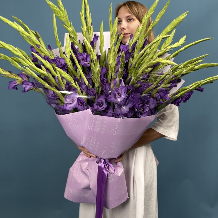 45 темно-фиолетовых гладиолусов