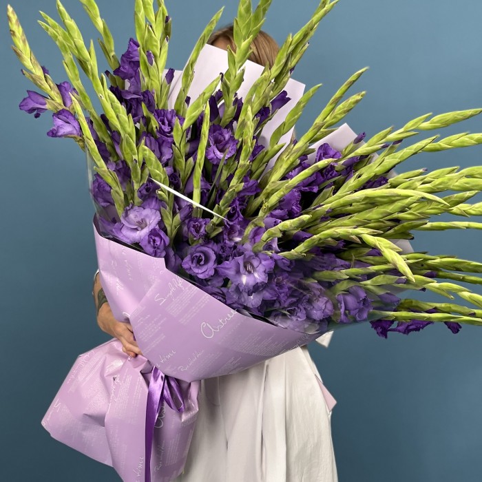 45 темно-фиолетовых гладиолусов