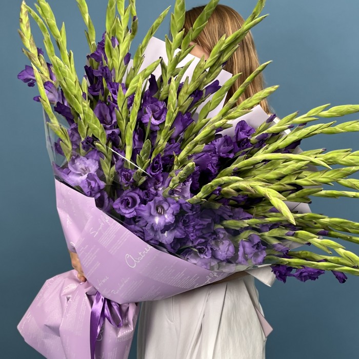 45 темно-фиолетовых гладиолусов