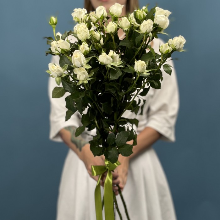 5 кустовых белых роз Сноу Бабл 70 см