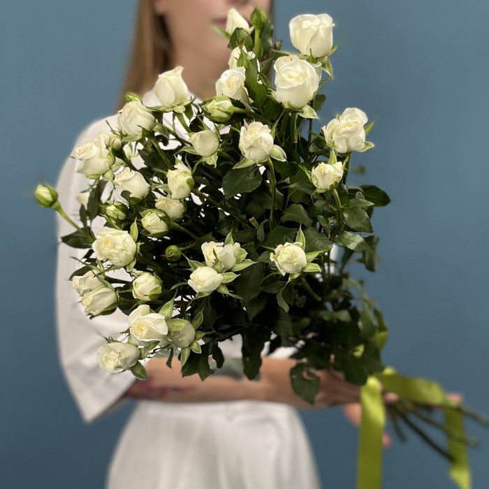 5 кустовых белых роз Сноу Бабл 70 см