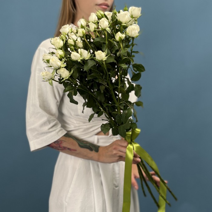 5 кустовых белых роз Сноу Бабл 70 см