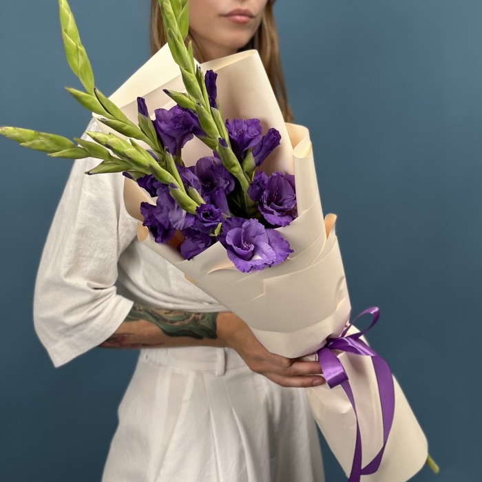 5 темно-фиолетовых гладиолуса