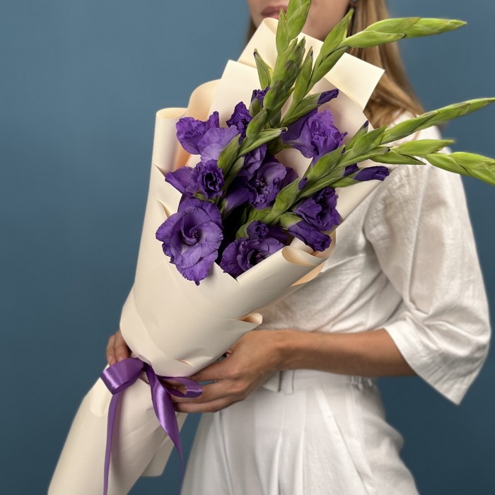 5 темно-фиолетовых гладиолуса