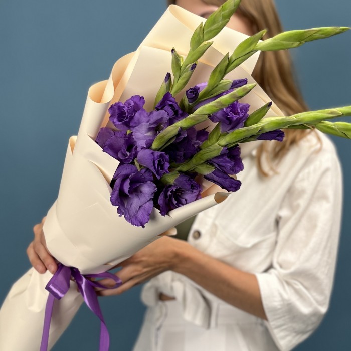 5 темно-фиолетовых гладиолуса