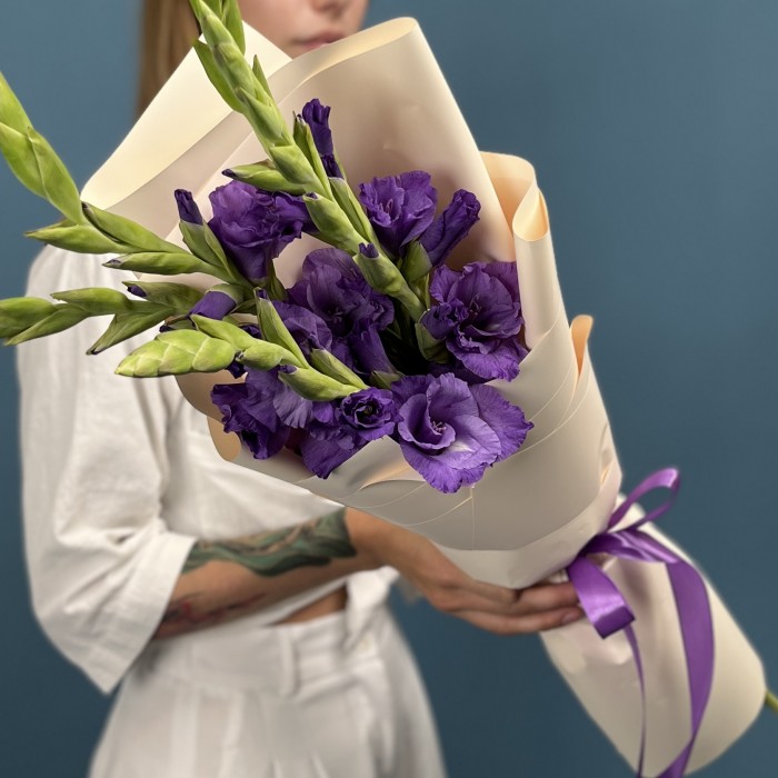 5 темно-фиолетовых гладиолуса