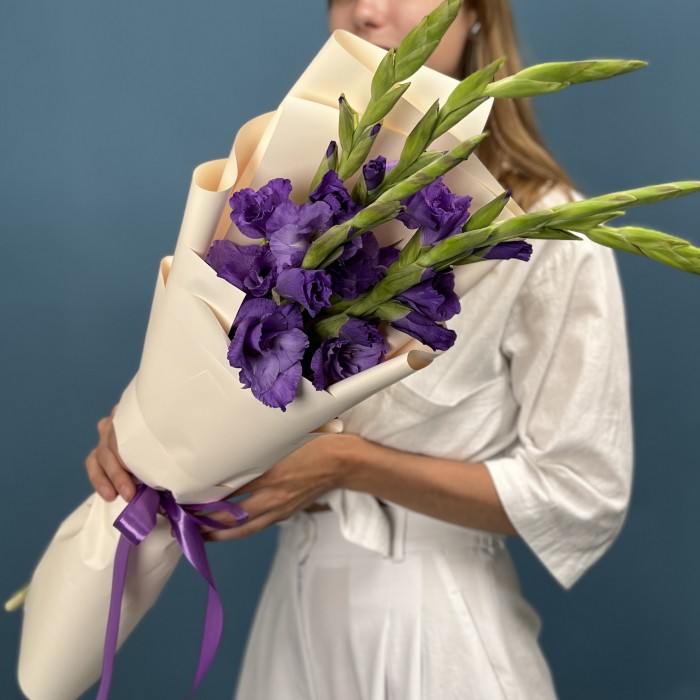 5 темно-фиолетовых гладиолуса